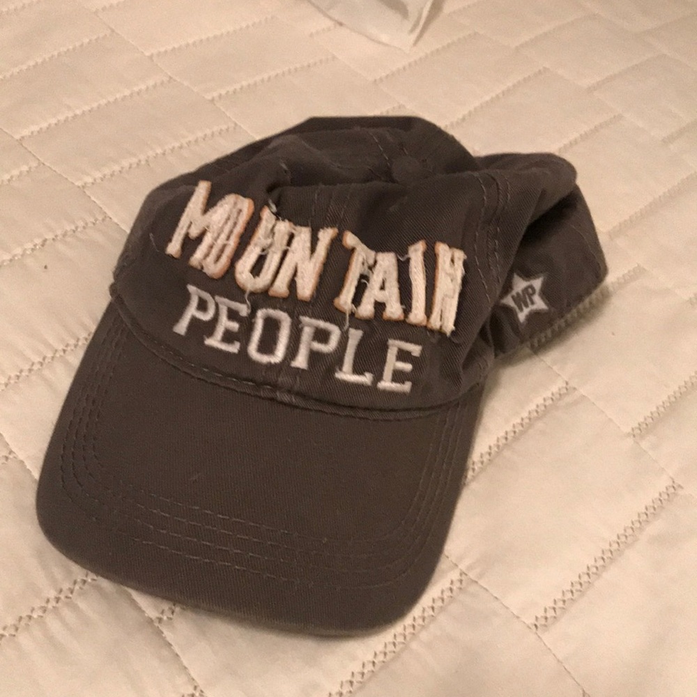 Baseball cap “dad hat” style.
